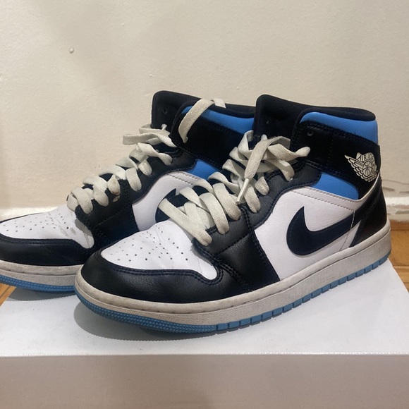 Women’s Jordan 1 Mids - Picture 3 of 5